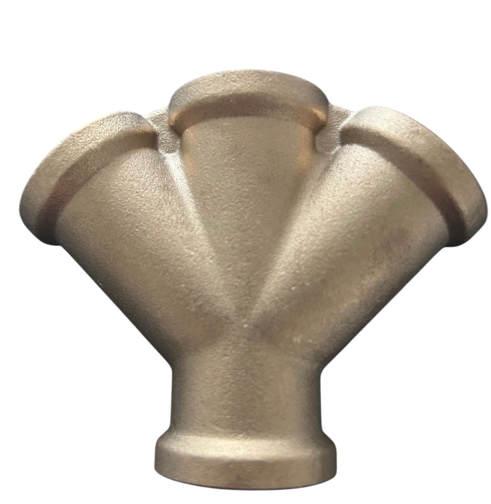 Dreierverteiler R 1/2" aus robustem Material, ideal zum Aufteilen von Leitungen in Druckluft- oder Flüssigkeitssystemen.