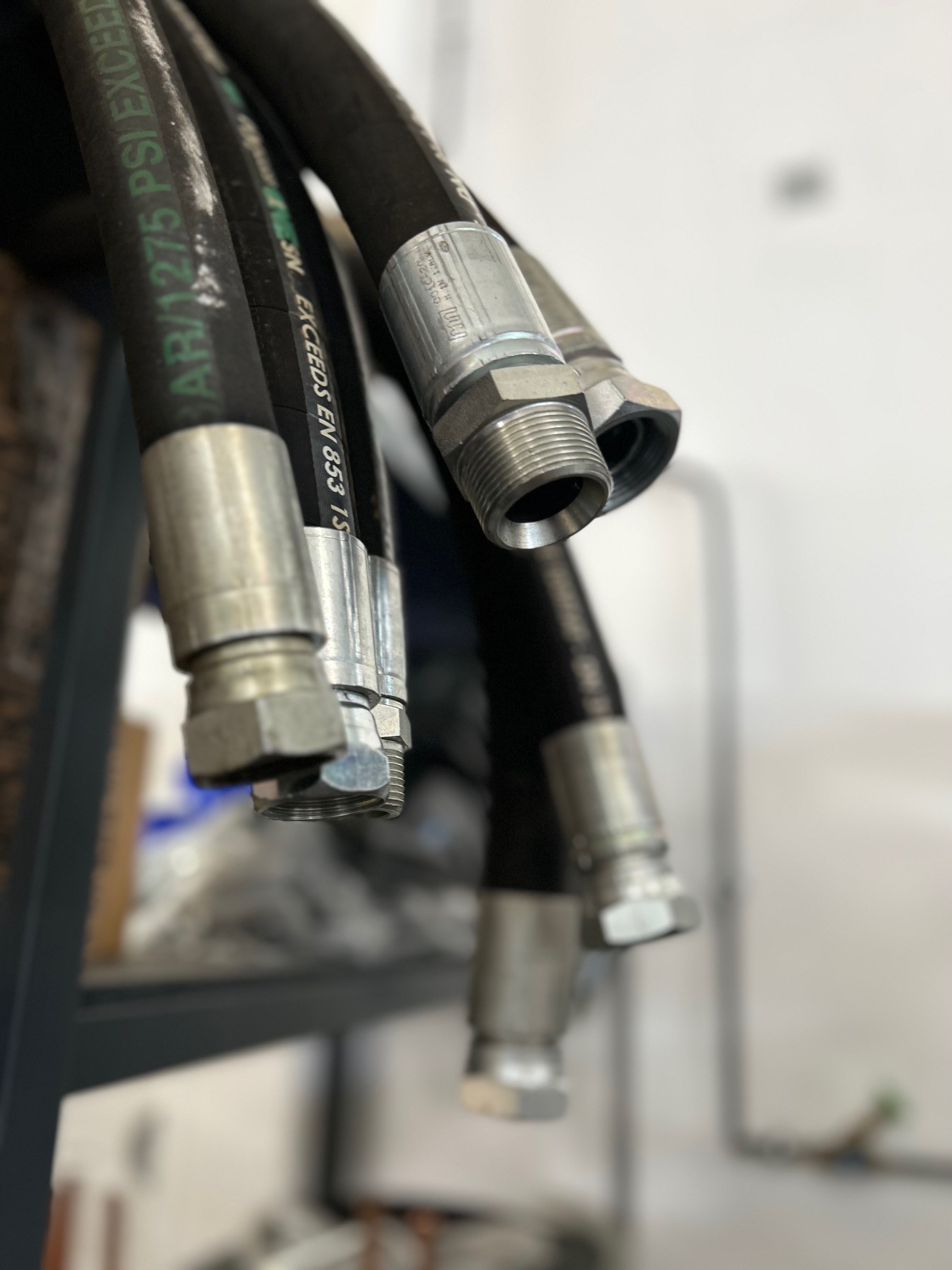 Flexibler Verbindungsschlauch für sichere und dichte Anschlüsse in Druckluft- und Wassersystemen, geeignet für Industrie und Werkstatt.