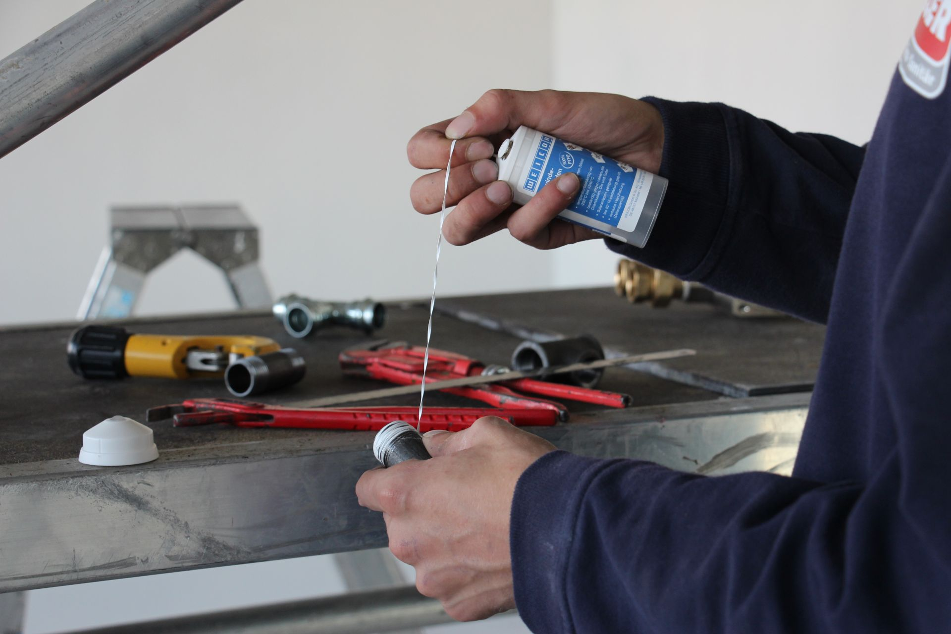 Weicon Gewinde-Dichtfaden zur zuverlässigen Abdichtung von Schraubverbindungen in Gas-, Wasser- und Luftleitungen, einfach aufzutragen und resistent gegen Druck und Temperatur.