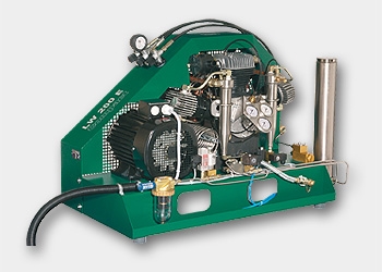 LW 320 E Compact Kompressor in platzsparender Bauweise, für zuverlässige Atemluftversorgung in professionellen und industriellen Anwendungen.