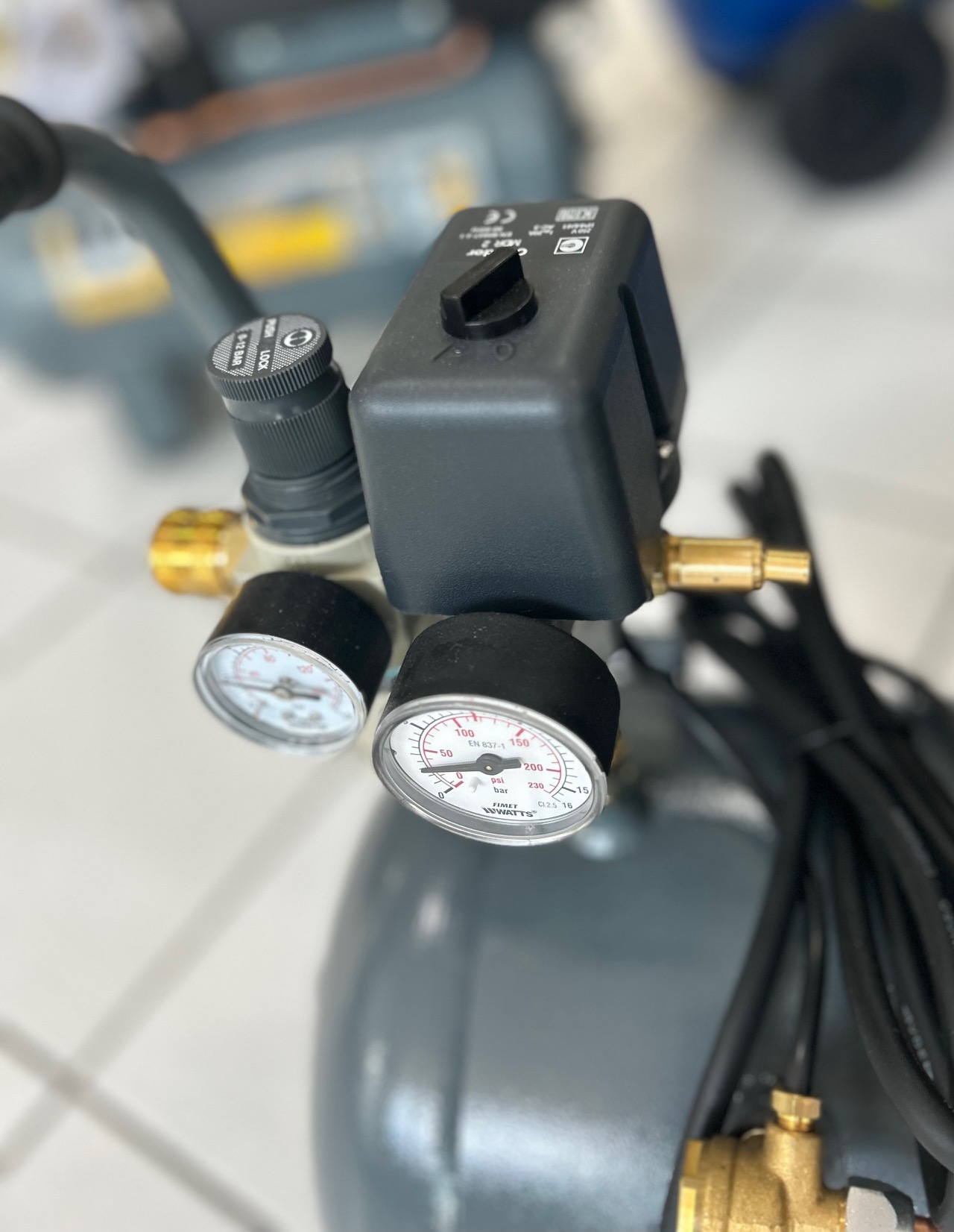 Abbildung eines MDR Druckschalters, der den Ein- und Ausschaltpunkt von Kompressoren automatisch steuert, um den gewünschten Systemdruck konstant zu halten.