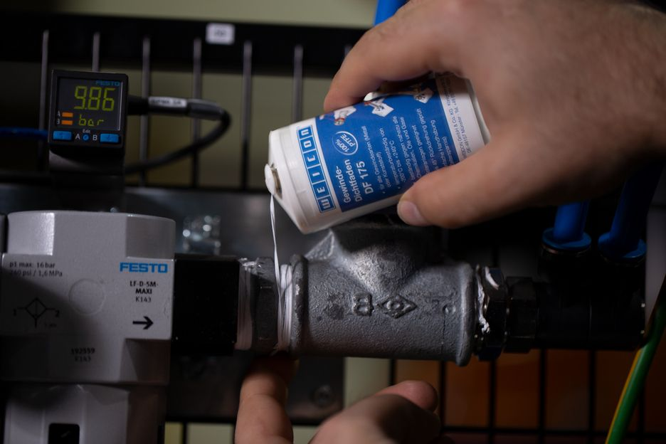 Weicon Gewinde-Dichtfaden zur sicheren Abdichtung von Rohrgewinden in Wasser-, Gas- und Druckluftsystemen, verhindert Leckagen und sorgt für dauerhafte Verbindungen.