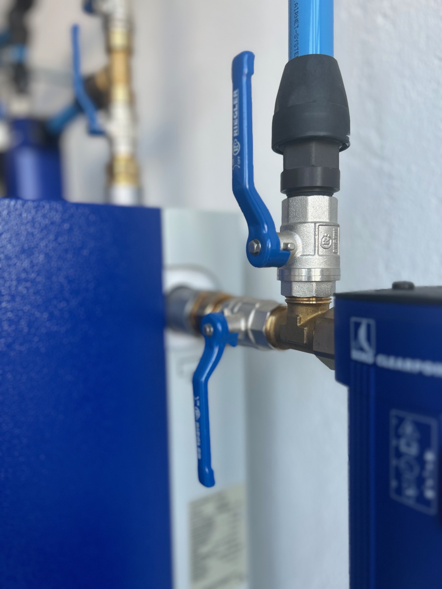 Robuster Kugelhahn aus Metall, zuverlässiges Absperrventil für Druckluft- und Industrieanwendungen.