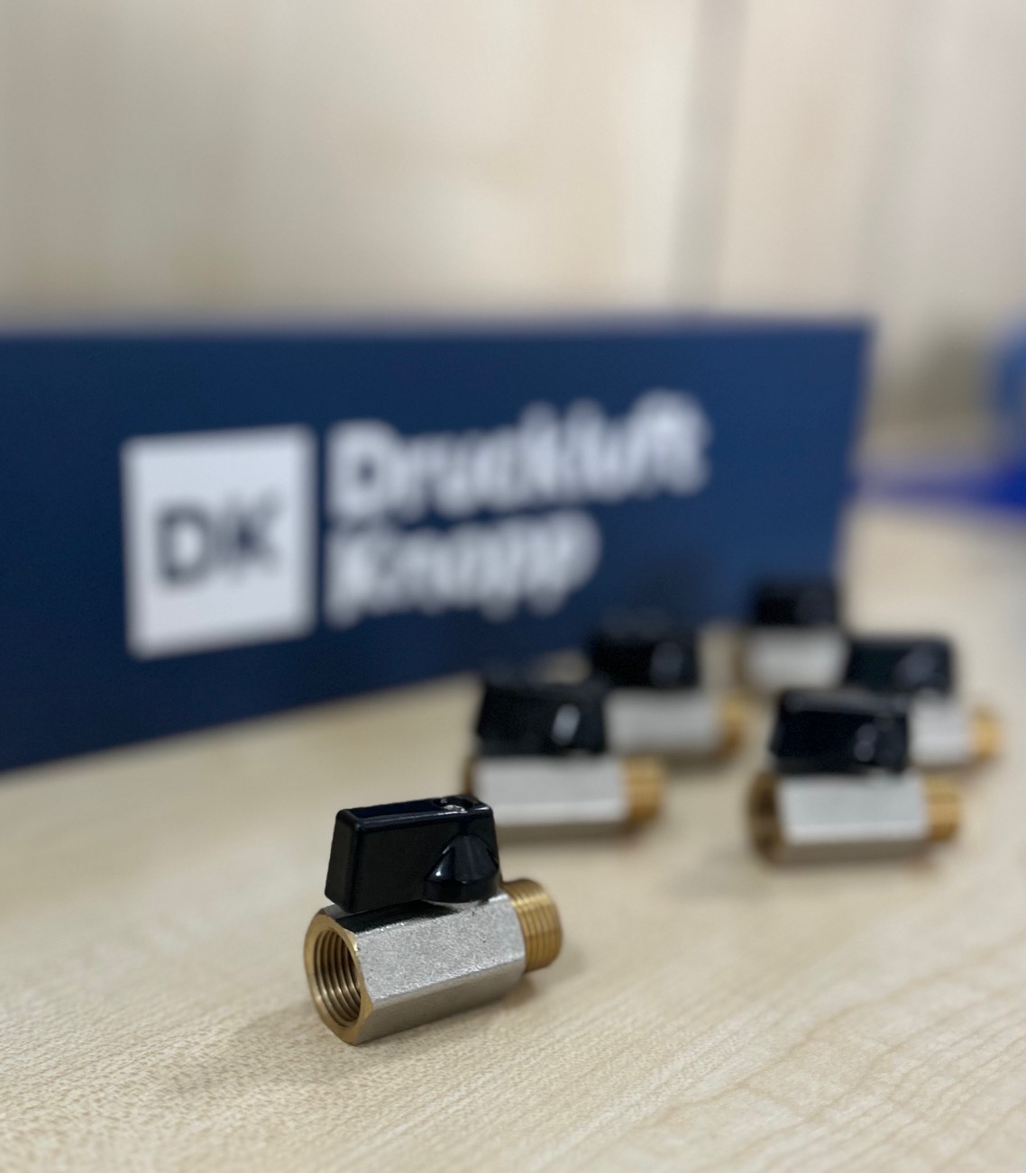 Mini-Kugelhahn aus Metall oder Kunststoff zur einfachen und sicheren Regulierung von Flüssigkeiten oder Gasen in kleinen Rohr- und Schlauchsystemen.