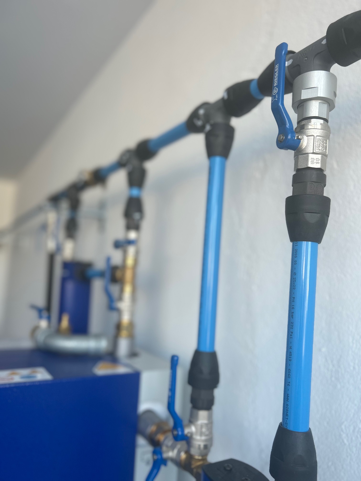 Abbildung eines Kugelhahns, eines Ventils mit drehbarer Kugel zur Steuerung des Durchflusses in Rohrleitungen, ideal für Wasser-, Gas- oder Druckluftsysteme.