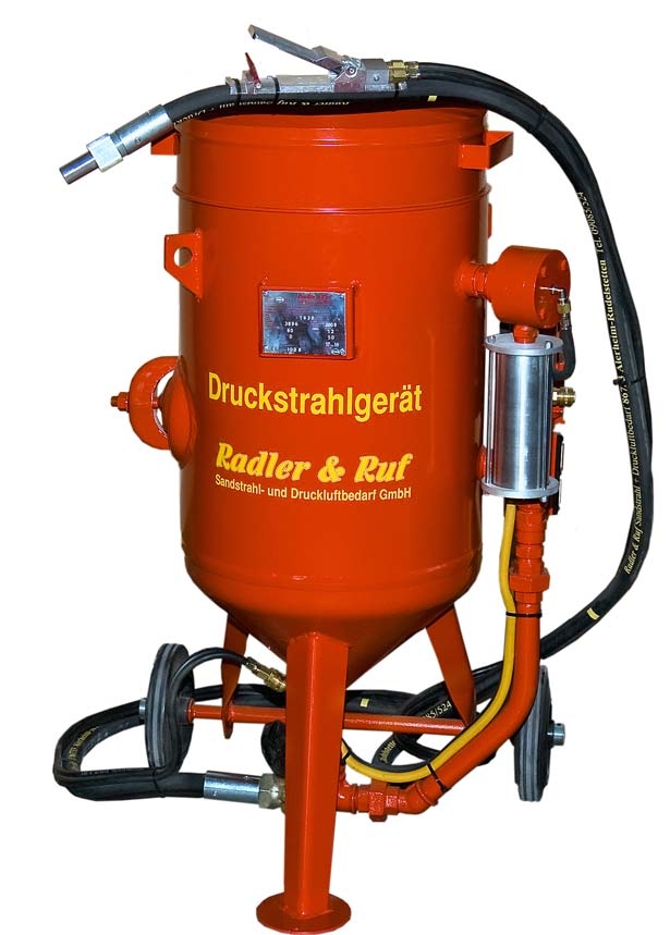 Mobiles Sandstrahlgerät mit einem 60-Liter-Tank, ausgestattet mit Druckregler, Manometer und robusten Rädern für den flexiblen Einsatz auf Baustellen oder in der Werkstatt.