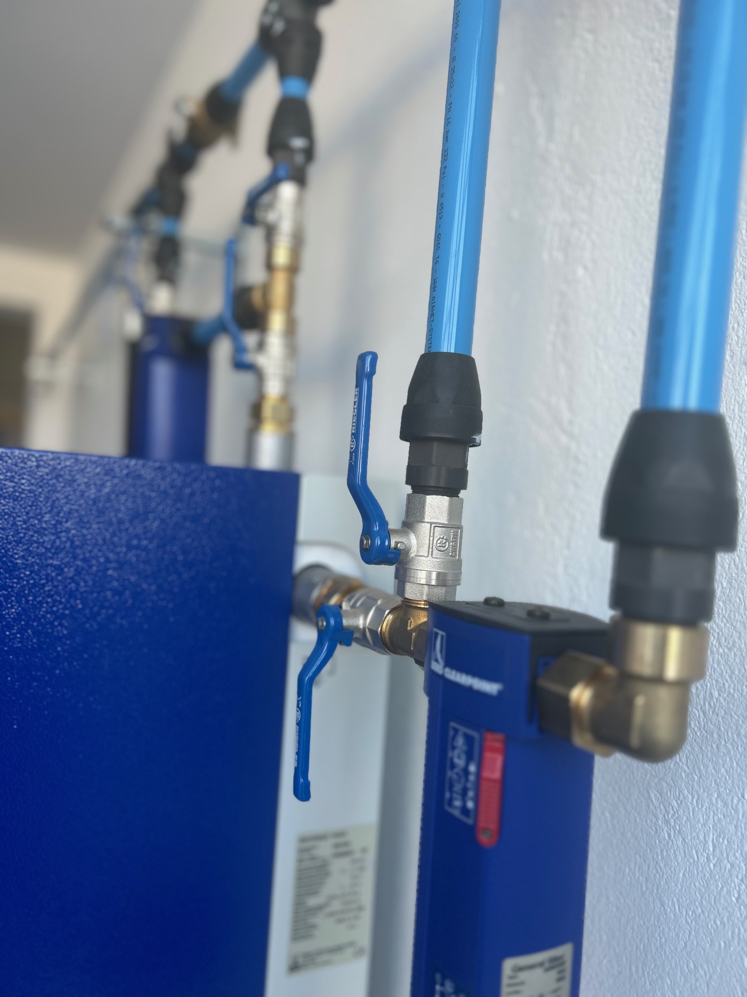 Abbildung eines Kugelhahns, eines drehbaren Ventils zur Regulierung des Durchflusses von Flüssigkeiten oder Gasen in Rohrleitungen, geeignet für industrielle, handwerkliche oder private Anwendungen.